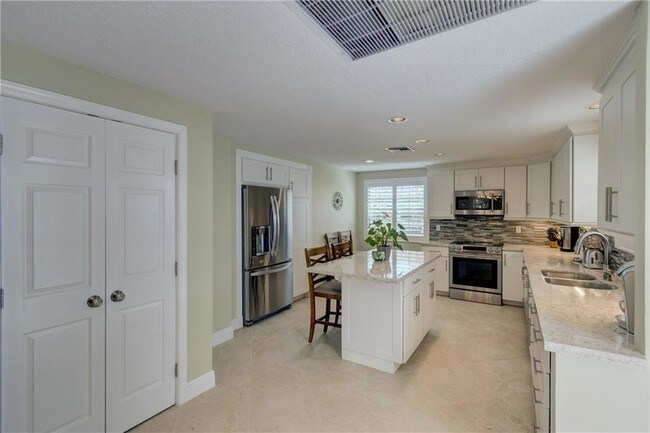 Building Photo - 6101 SE Landing Way