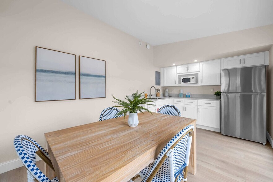 Building Photo - 637 S Orlando Ave