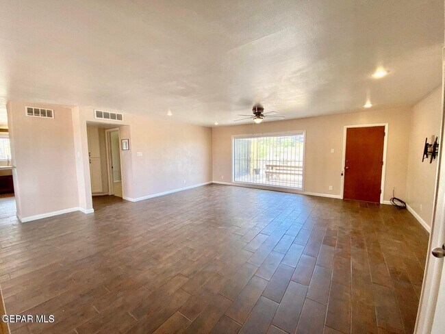 Building Photo - 3213 El Morro Rd