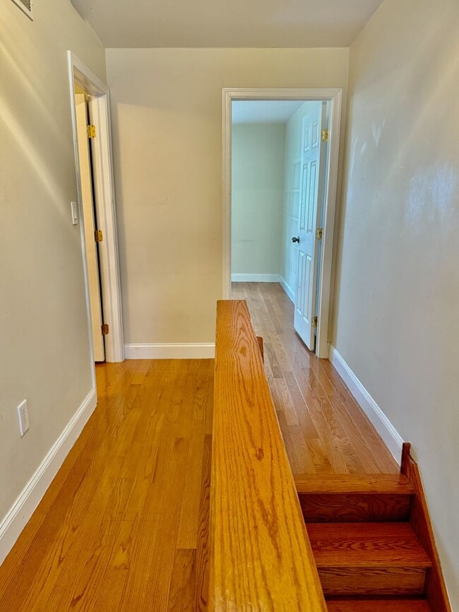 Building Photo - SPACIOUS 3BR/1BA HOUSE w/ Central AC-HARDW...