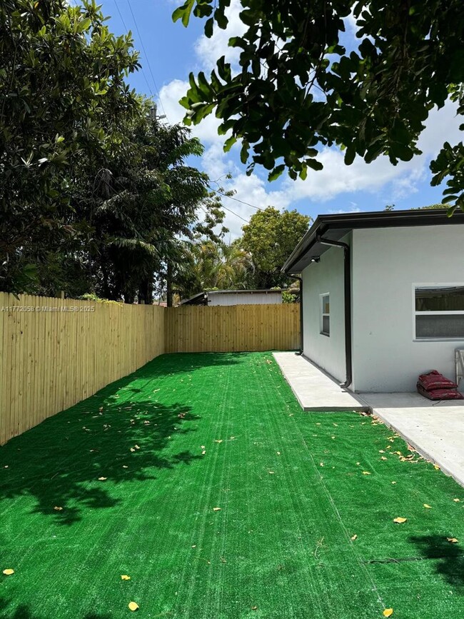 Building Photo - 4028 SW 49th Ct