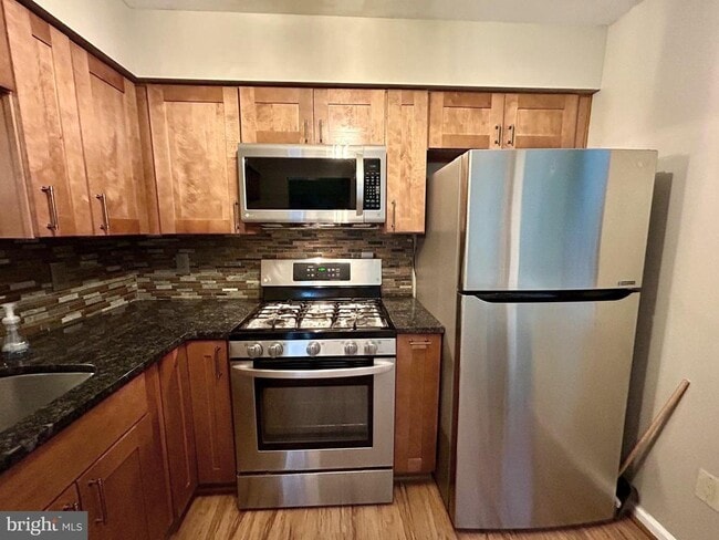 Building Photo - 904B Oliphant Ln