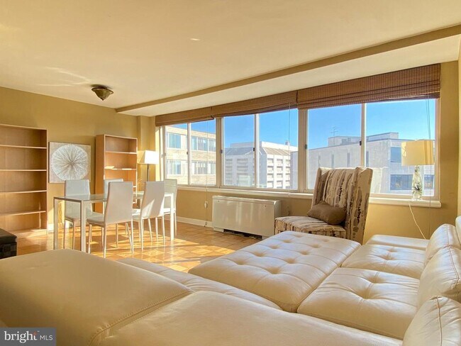 Building Photo - 922 24th St NW