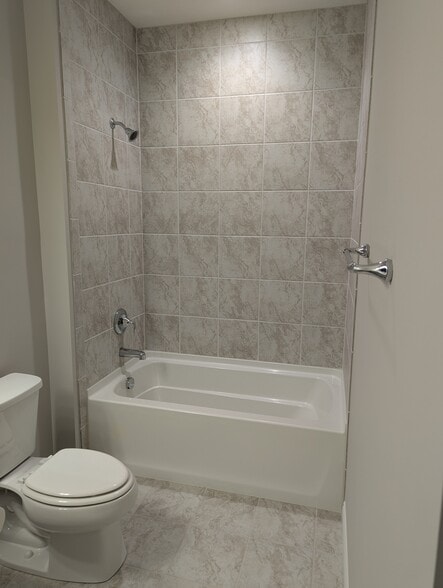 2nd Floor Bath Room #2 - 5689 Ohio Trl