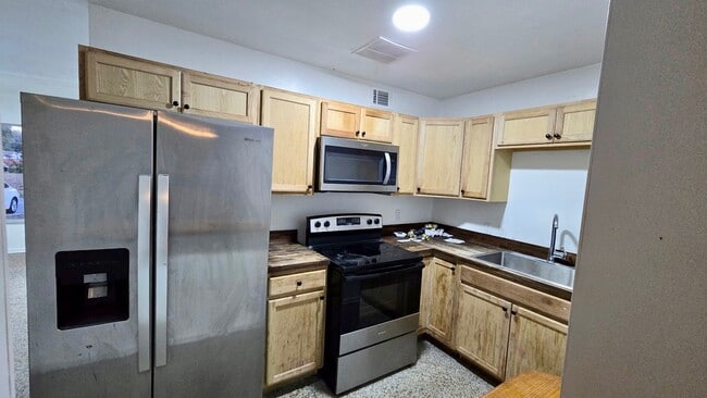 Building Photo - 512 Sandra Ave