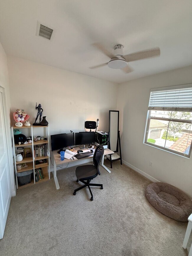 Building Photo - 3 Bedroom 2 Bath Unit