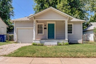 Building Photo - Adorable Cottage Near TU!