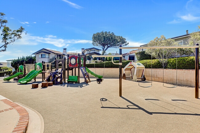 Building Photo - 4 S Vista De La Luna