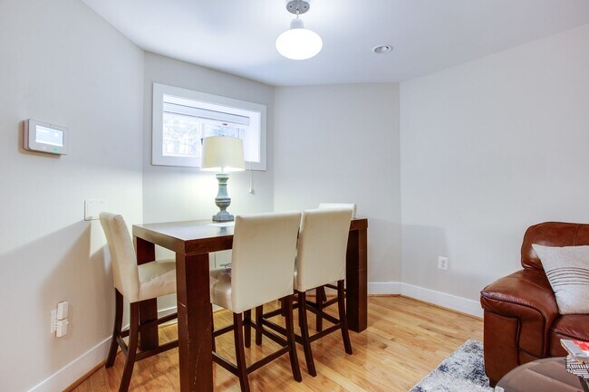 Building Photo - Cozy 1 Bedroom Apartment in Bloomingdale!