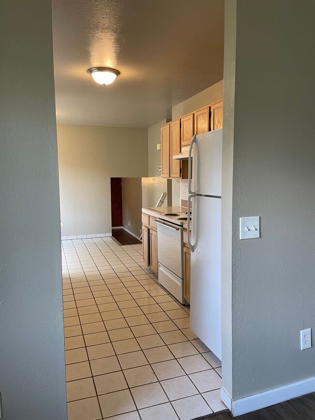 Building Photo - STUDENTS WELCOME! 5 Bedroom 3 Bathroom Single Family Home West Fort Collins