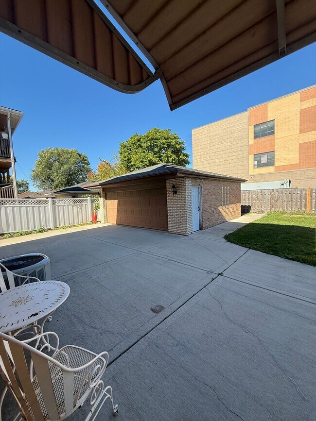 Building Photo - 8604 W Carmen Ave