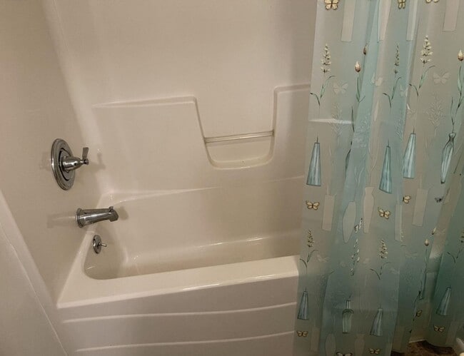 Building Photo - 627 E 5th St