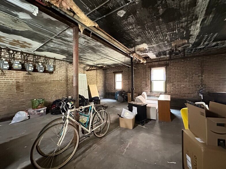 Building Photo - 553 W Aldine Ave