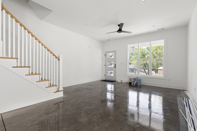 Building Photo - 733 Hopkins St