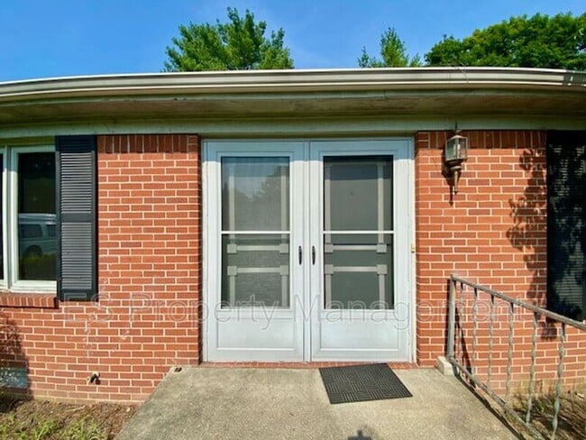 Building Photo - 6110 Munsee Ln