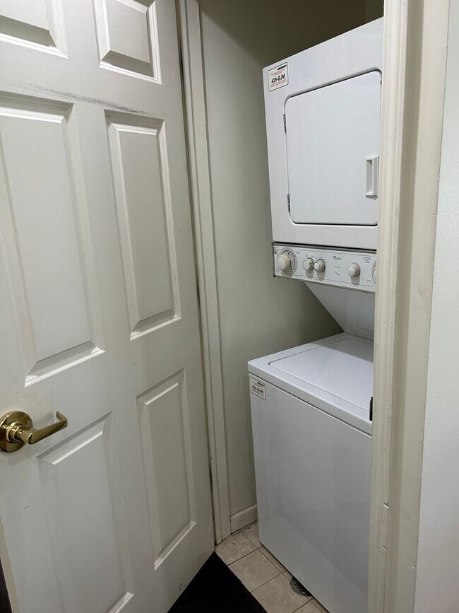 Building Photo - 1348 Wilmot Ct