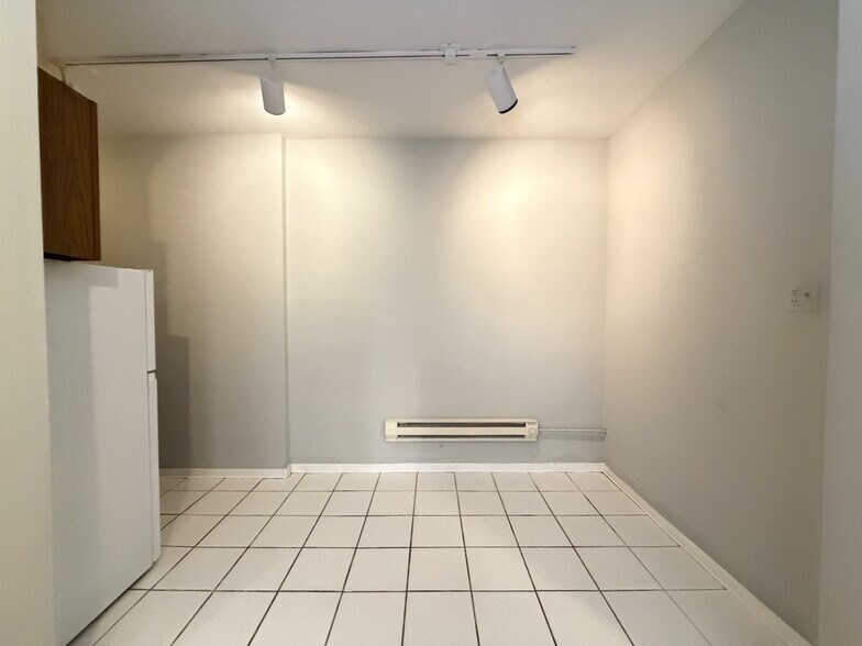 Building Photo - 457 W Melrose