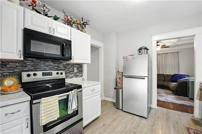 Building Photo - Great 2 bedroom 2 FULL bathrooms remodeled...
