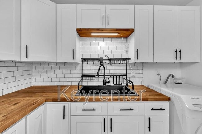 Building Photo - 316 Sky Dr