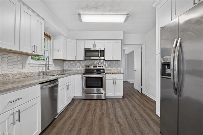 Building Photo - 3044 Camelot Blvd