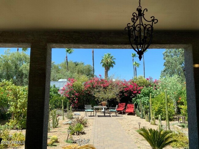 Building Photo - 2114 E Aire Libre Ave