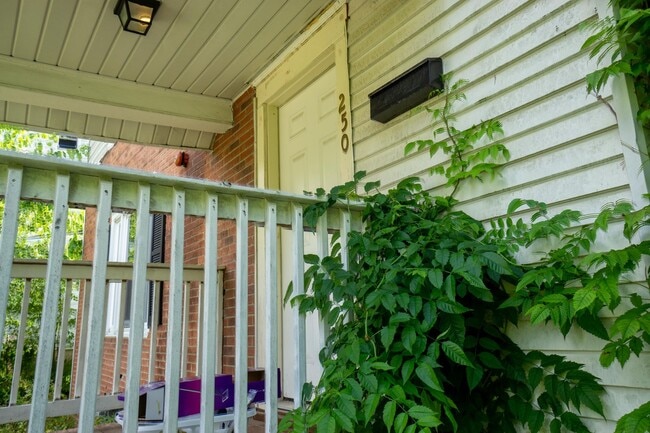Building Photo - Available 8/1/26 - Single Family Home With...