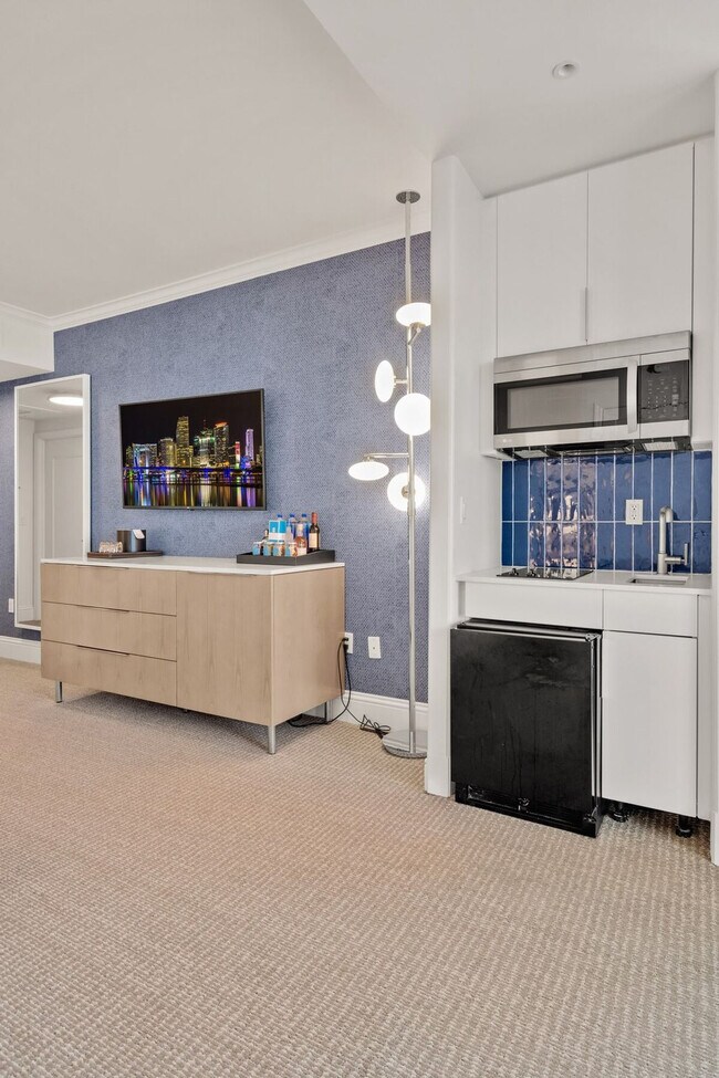 Building Photo - 4401 Collins Ave