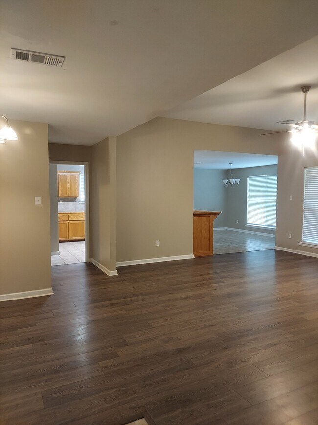 Building Photo - 36044 Raleigh Dr