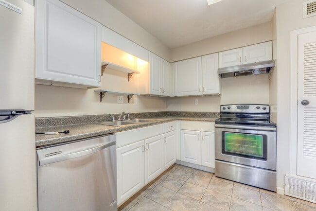 Building Photo - Qualified Tenants Get 50% Off First Month!...