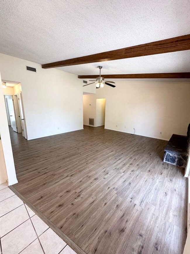 Building Photo - 3 Bedroom 2 Bathroom For Rent