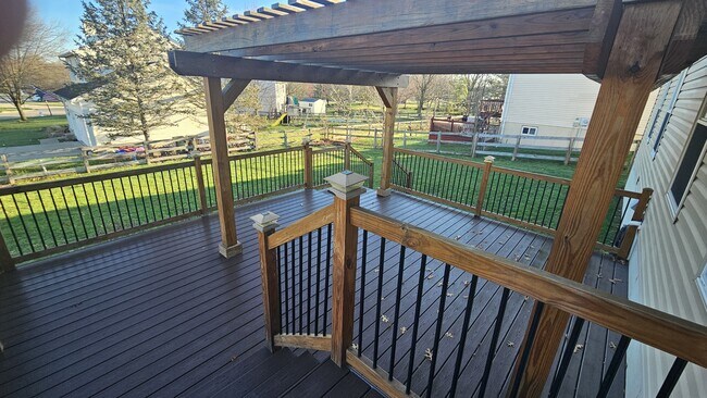 Building Photo - 560 Little Creek Dr