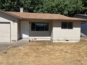 Building Photo - 2 Bedroom 1 Bathroom Duplex in Springfield