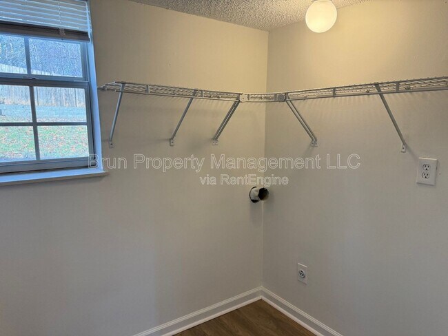 Building Photo - 11105 Lake Hills Dr