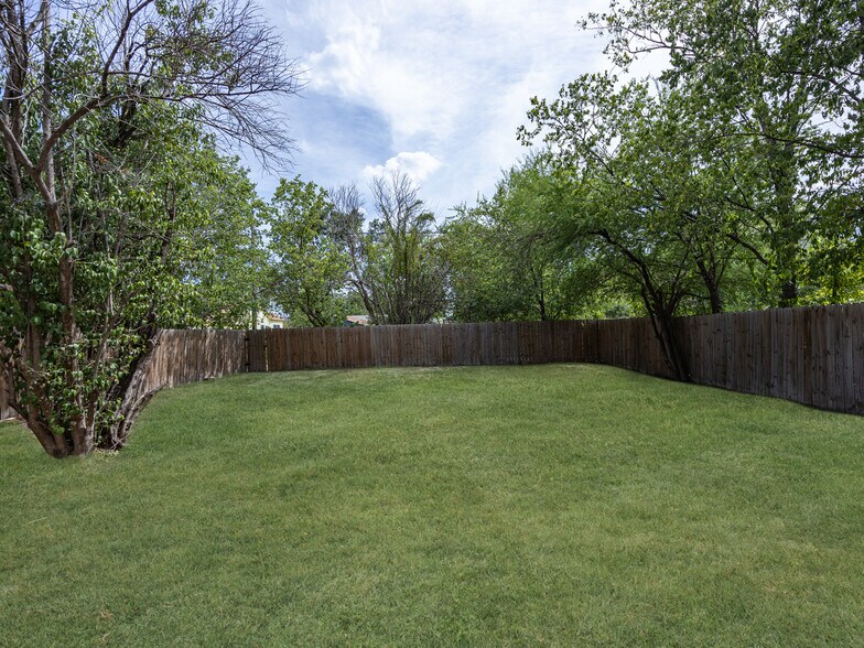 Building Photo - 1826 W French Pl