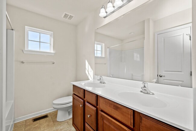 Building Photo - 232 Overlook Dr