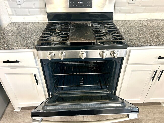 Building Photo - Centerton Home Available NOW! 4 bed, 2 full bath no carpet home. LARGE fenced backyard