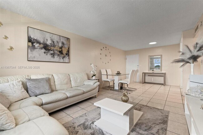 Building Photo - 606 W 81st St