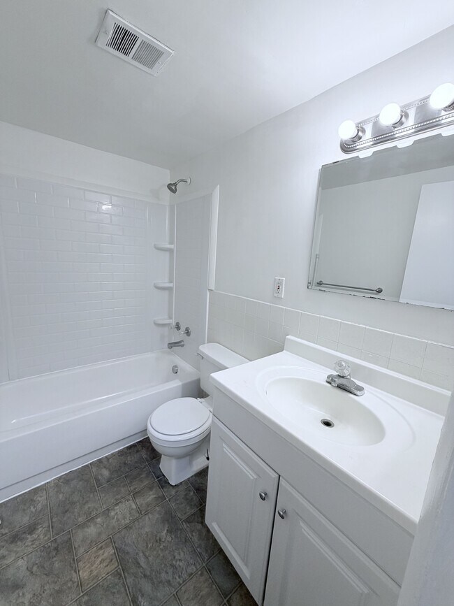 Building Photo - 1022 Adams Ave