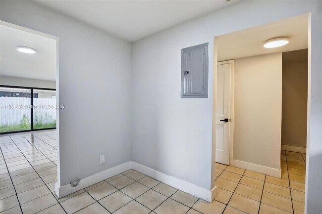 Building Photo - 1721 SW 40th Terrace