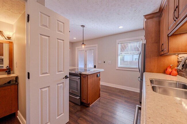 Building Photo - 7630 Alta View Blvd