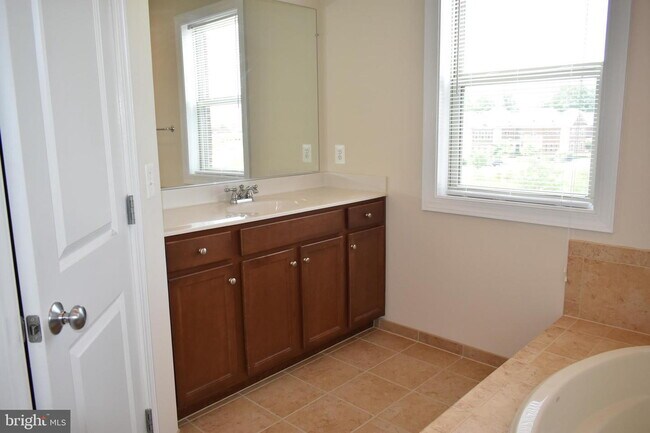 Building Photo - Luxurious Single-Family Home in Vibrant On...