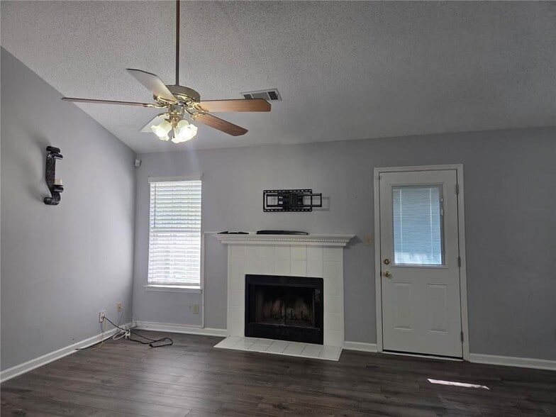 Building Photo - 1155 Riverside Trce