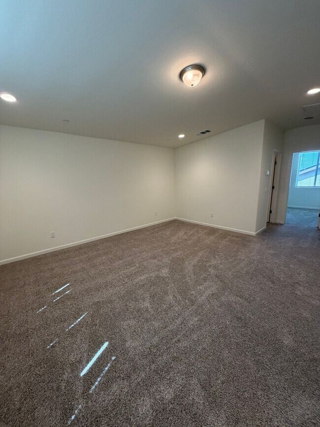 Building Photo - Beautiful Home for rent in Tulare!
