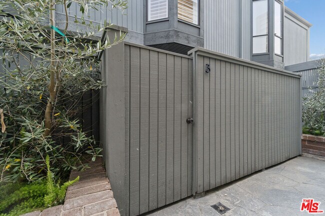 Building Photo - 880 Hilldale Ave