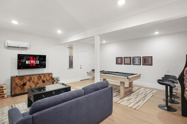 Building Photo - 5410 King Richard St