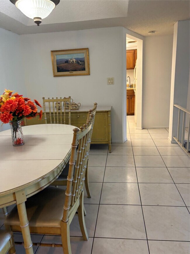 Building Photo - 3750 Inverrary Dr