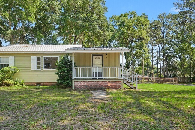 Building Photo - 3 Bed 2 Bath Home with Great Outdoor Space!