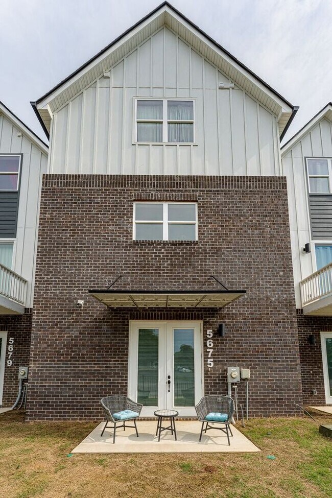 Building Photo - 5675 Sofias Cir