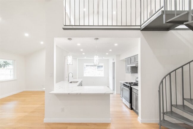 Building Photo - 15707 Amapola Dr