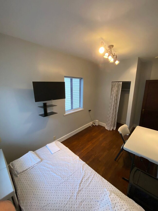 Building Photo - Charming 5 Bed 2 Bath House in Carnegie!